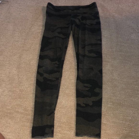 Aritzia TNA camo leggings - Picture 1 of 1